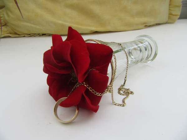 Your Special Memento In An Arrangement Of Roses - Please Read Everything
